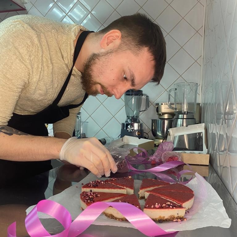 Выпускник «Азбуки предпринимателя» открывает первую в Барнауле кондитерскую полезных десертов YUZU